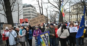 Dwie demonstracje pod TK. Wzajemne oskarżenia i obelgi