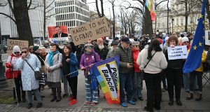 Dwie demonstracje pod TK. Wzajemne oskarżenia i obelgi