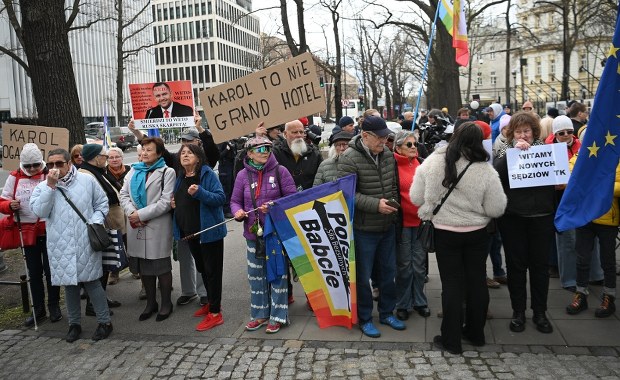 Dwie demonstracje pod Trybunałem Konstytucyjnym. Wzajemne oskarżenia i obelgi