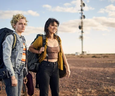 Dwie dziewczyny, wyzywające spojrzenia i seksistowskie żarty