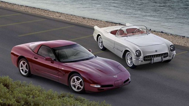 Dwie generacje Corvette: pierwsza (C1) i piąta (C5). /Chevrolet