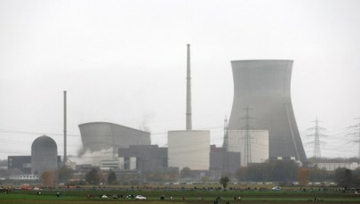 Dwie gigantyczne wieże runęły w elektrowni atomowej. Zobacz film