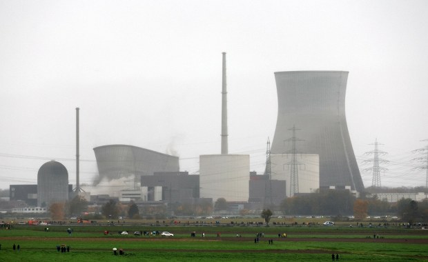 Dwie gigantyczne wieże runęły w kilka sekund w elektrowni atomowej. Zobacz film