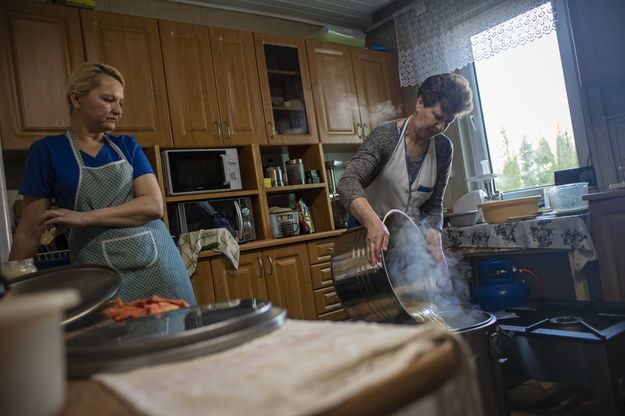 Dwie kobiety gotują zupę w domu tatarskich pielgrzymów we wsi Bohoniki w północno-wschodniej Polsce przy granicy z Białorusią /Martin Divisek /PAP/EPA