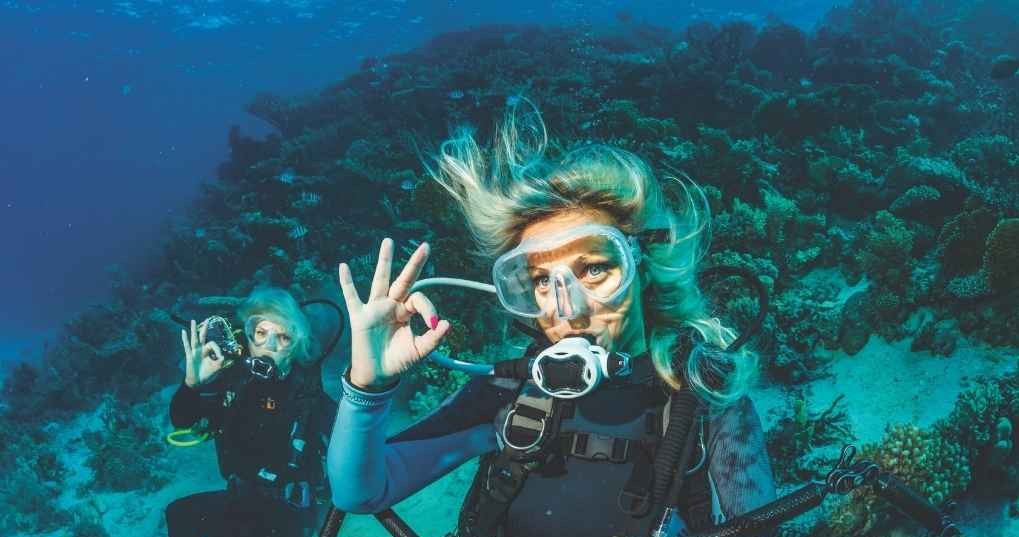 Dwie kobiety nurkujące w krystalicznie czystych wodach Morza Czerwonego /materiały promocyjne