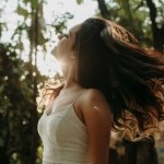 Dwie łyżki oleju łopianowego potrafią zdziałać cuda! Włosy będą gęste i błyszczące