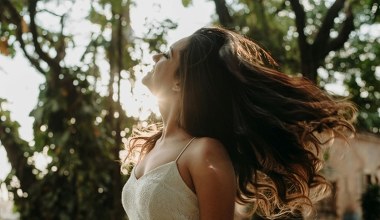 Dwie łyżki oleju łopianowego potrafią zdziałać cuda! Włosy będą gęste i błyszczące