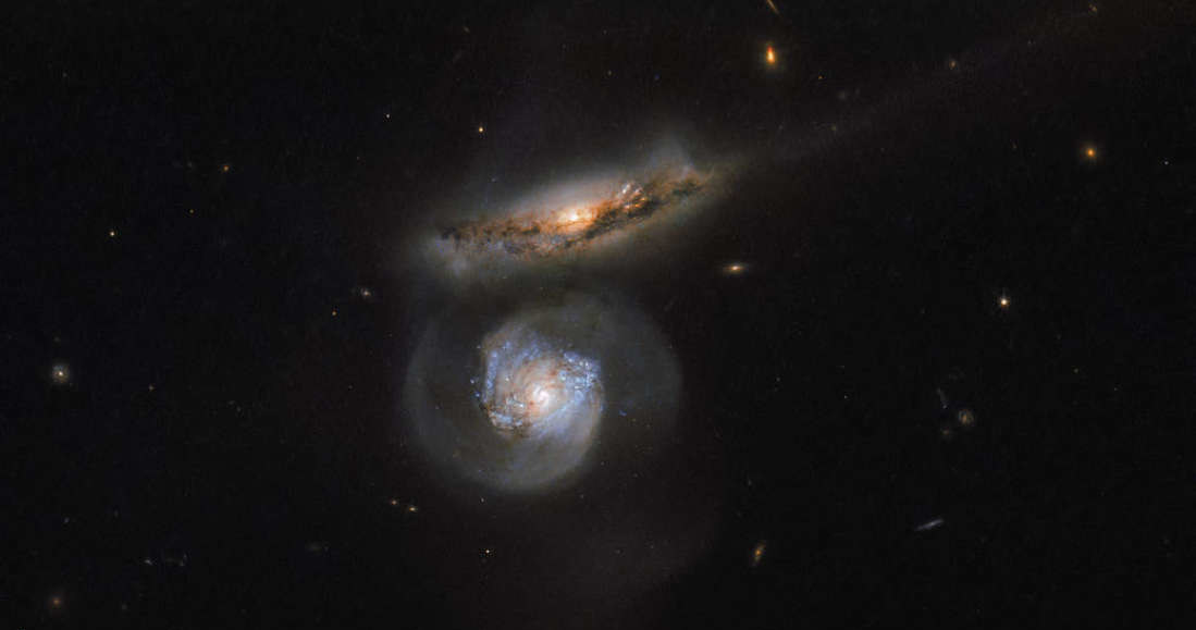 Dwie oddziałujące ze sobą galaktyki NGC 5765A i B, z których ta druga (niebieska) skrywa wewnątrz megamaser /NASA