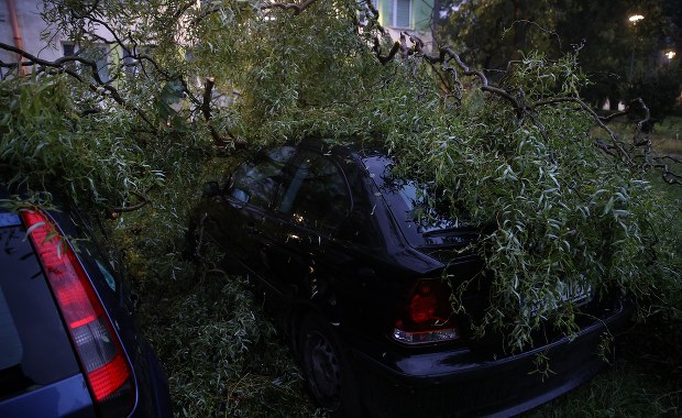 Dwie ofiary śmiertelne, uszkodzone dachy. Nawałnice przeszły przez Polskę