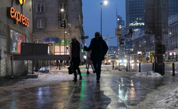 Dwie ofiary, złamania i kolizje. Skutki gołoledzi w Polsce [ZAPIS RELACJI]