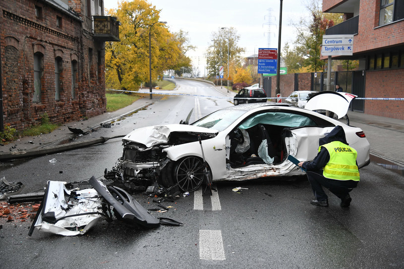 Dwie osoby jadące Mercedesem trafiły do szpitala /Mateusz Jagielski /East News