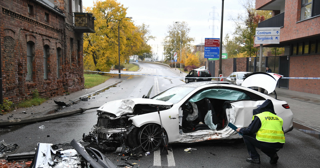 Dwie osoby jadące Mercedesem trafiły do szpitala /Mateusz Jagielski /East News