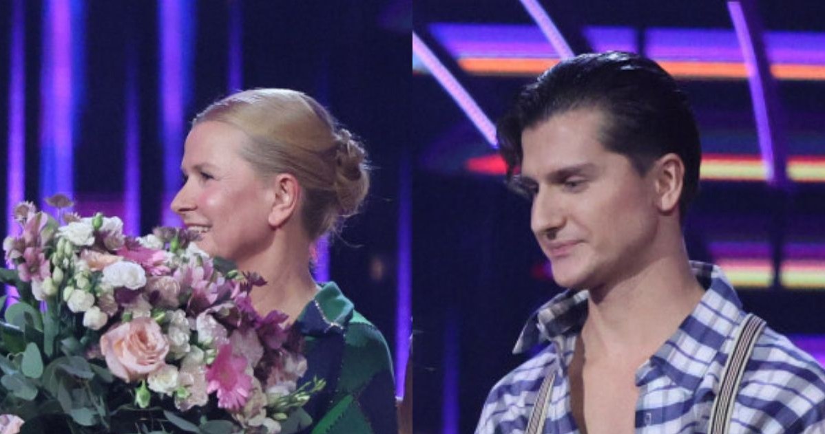 Dwie osoby na scenie, kobieta trzyma okazały bukiet różowych oraz białych kwiatów, mężczyzna ubrany w koszulę w kratę i szelki z rozpiętym kołnierzem. W tle kolorowe, fioletowo-niebieskie oświetlenie sceniczne. /Wojciech Olkusnik/East News/ Wojciech Olkusnik/East News /East News