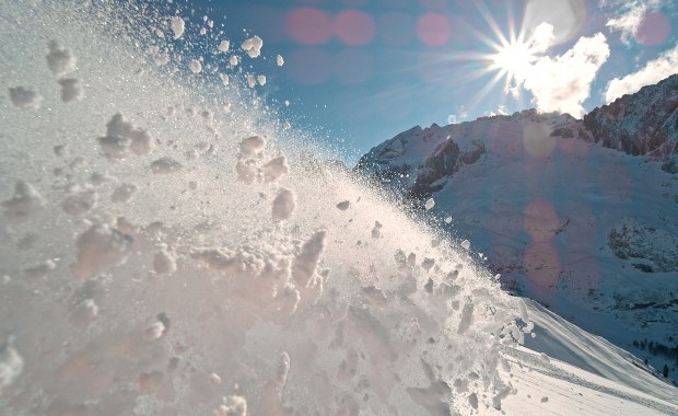 Dwie osoby nie żyją, kilka jest rannych. Seria lawin w Alpach