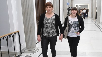 Dwie osoby opuszczają sejmowy korytarz. "Protest się nie kończy"