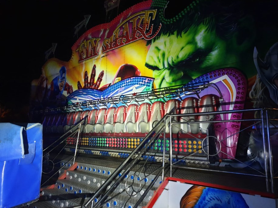 Dwie osoby spadły z wysokości ok. 3 metrów na metalowy podest karuzeli /Policja /