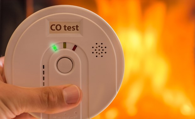 Dwie osoby zatruły się czadem. Strażacy apelują o instalowanie czujek tlenku węgla
