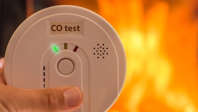Dwie osoby zatruły się czadem. Strażacy apelują o instalowanie czujek tlenku węgla