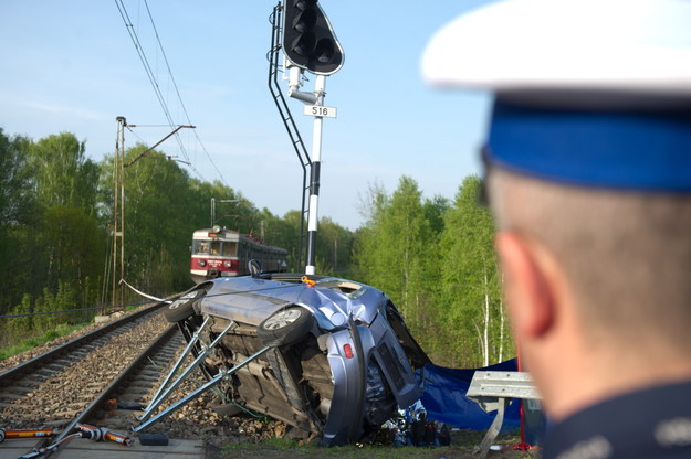 Łódzkie: 2 osoby zginęły w wypadku na niestrzeżonym przejeździe kolejowym Dwie osoby zginęły, a jedna została ciężko ranna w wypadku /Grzegorz Michałowski /PAP