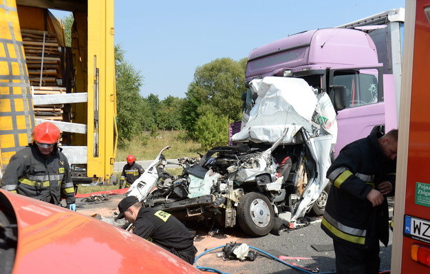 Dwie osoby zginęły w wypadku na drodze krajowej nr 50 w Mszczonowie (woj. mazowieckie), gdzie zderzyły się dwa tiry i bus /PAP