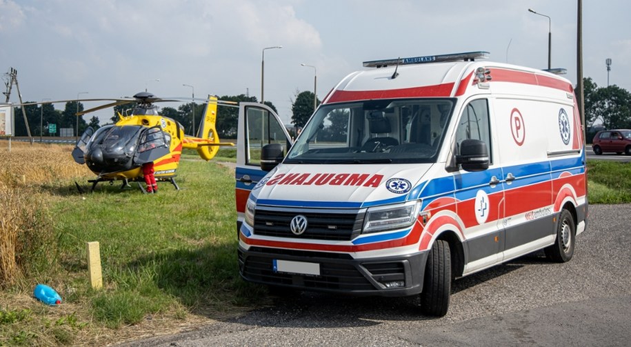 Zderzenie dwóch aut, jedno stanęło w płomieniach. Są ranni