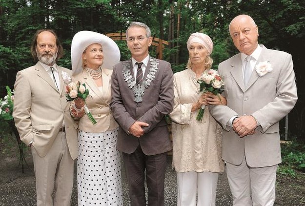 Nad rozlewiskiem... Podwójny ślub! Dwie pary: Piernacki (Wojciech Droszczyński) i Ewa Stern (Maria Pakulnis) oraz Basia (Małgorzata Braunek) i Tomasz (Jerzy Schejbal). Urzędnika Stanu Cywilnego zagra Robert Janowski (w środku). /AGENCJA ARTYSTYCZNA ZOOM