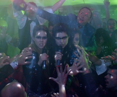 Dwie syreny - Srebrna i Złota - lądują w środku świata warszawskich dancingów lat 80., tętniącego muzyką, mieniącego się światłami neonów i blaskiem cekinów.   Dołączają do muzyków zespołu Figi i Daktyle, z dnia na dzień stając się sensacją nocnego życia stolicy.