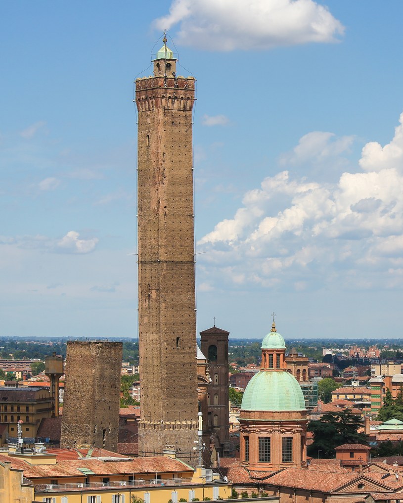 Dwie wieże - Gerisenda (niższa) i Asinelli (wyższa) to symbol Bolonii /123RF/PICSEL