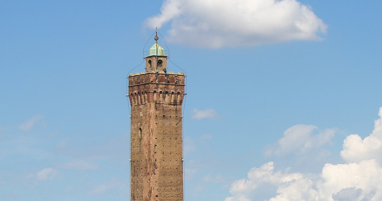 Dwie wieże - Gerisenda (niższa) i Asinelli (wyższa) to symbol Bolonii /123RF/PICSEL
