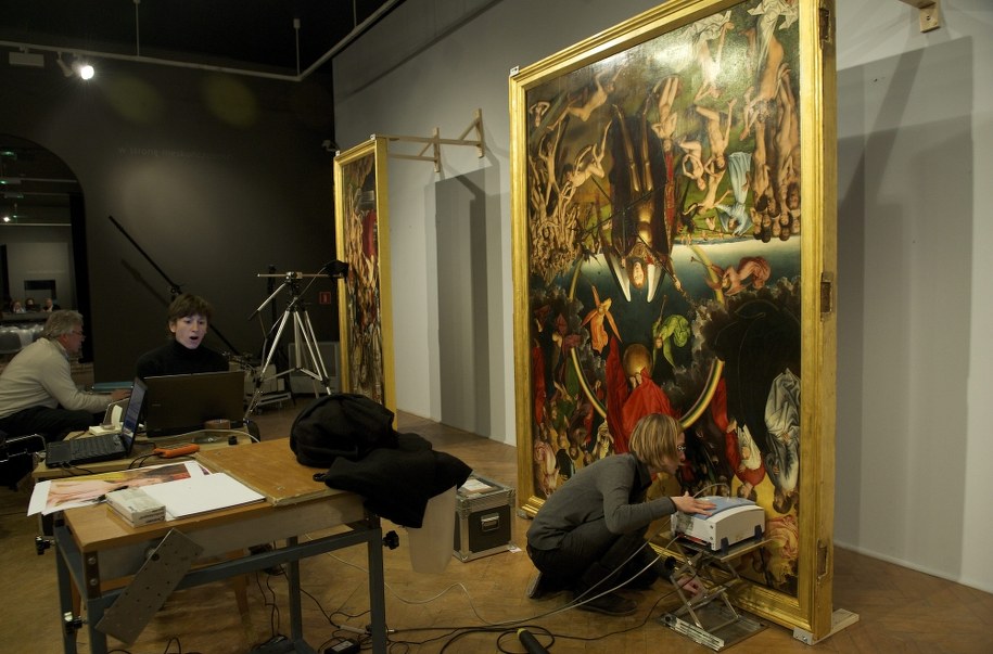 Dwie z trzech części obrazu Sąd Ostateczny Hansa Memlinga podczas badania przez ekspertów w lutym 2012 roku / 	Adam Warżawa    /PAP