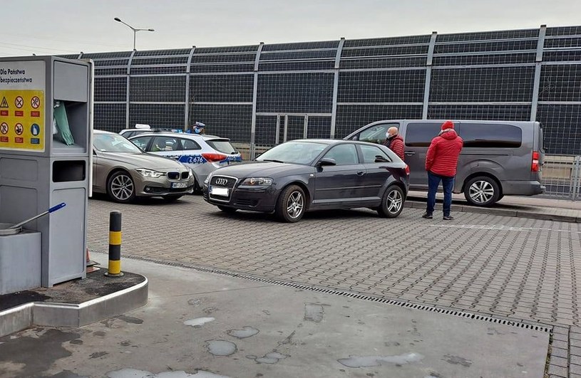 Dwie załogi drogówki (w oznakowanym i nieoznakowanym radiowozie) nie wiedziały, co zrobić z podejrzanym kierowcą Audi /INTERIA.PL