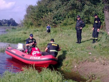 Dwie zapory powstrzymają plamę ropy na Narwi?