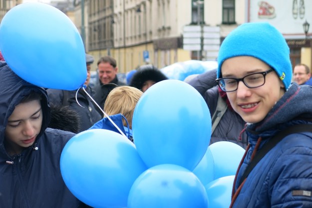 Dwieście balonów zostało wypuszczonych w niebo w trakcie happeningu. /Jacek Skóra /RMF FM