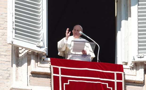 Dwóch bliskich współpracowników Franciszka ma koronawirusa