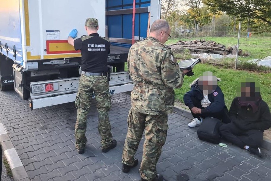 Dwóch cudzoziemców było w naczepie z folią spożywczą /Karpacki Oddział Straży Granicznej /