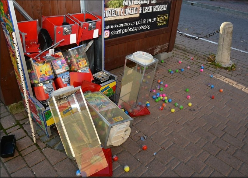 Dwóch mężczyzn zniszczyło i okradło automat z zabawkami /Policja Podkarpacka /materiały prasowe