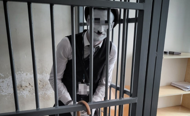 Dwóch mimów zatrzymanych na przejściu. Jeden był poszukiwany