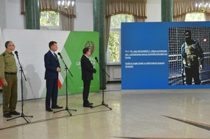 ​Dwóch ministrów patrzy na stosunek z krową