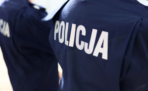 Dwóch policjantów wydalono ze służby w związku ze śmiercią mężczyzny