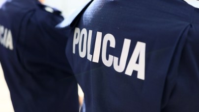 Dwóch policjantów wydalono ze służby w związku ze śmiercią mężczyzny
