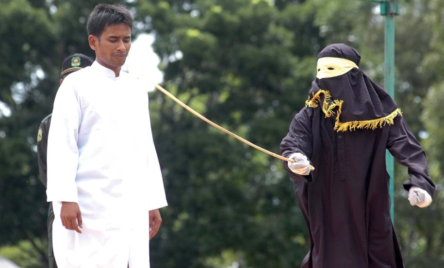 80 batów dla studentów, którzy się przytulali i całowali