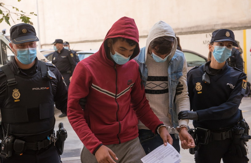 Dwóch z 12 osób z Maroka, które wymusiły awaryjne lądowanie samolotu na Majorce /PAP/EPA