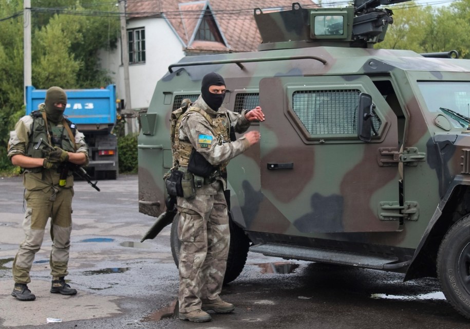 Dwoje milicjantów rannych w zamachach na komisariaty we Lwowie /STR /PAP/EPA