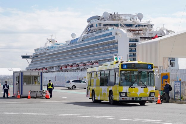 Dwoje pasażerów wycieczkowca Diamond Princess zmarło z powodu koronawirusa /Toru Hanai /PAP/EPA