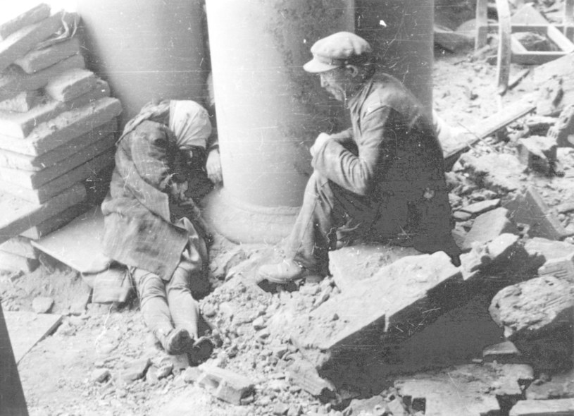 Dwoje starszych ludzi przed wejściem do budynku przy ul. Moniuszki 10, połowa września 1944 r. /Muzeum Powstania Warszawskiego /Muzeum Powstania Warszawskiego
