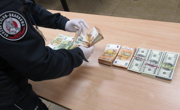 Dwoje Ukraińców przewoziło przez granicę ponad 360 tys. zł w gotówce