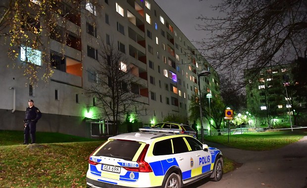 Dwójka dzieci wyrzucona przez balkon. Jedno z nich nie żyje