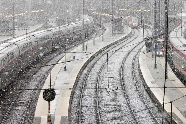 Dworzec Gare du Nord w Paryżu. Wiele pociągów nie wyjechało na trasy zatarasowane przez powalone przez wiatr drzewa /East News