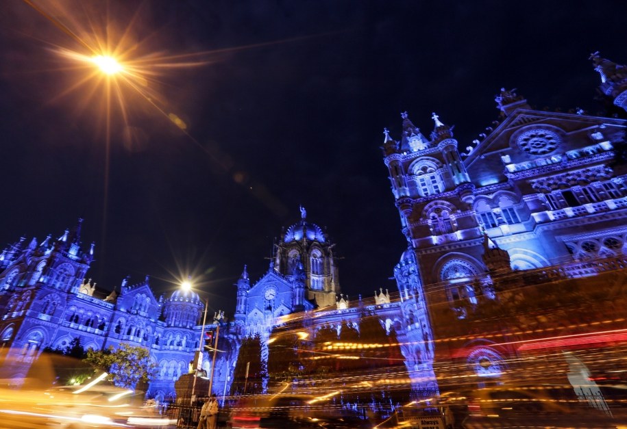 Dworzec kolejowy Chhatrapati Shivaji Maharaj Terminus w Bombaju /DIVYAKANT SOLANKI /PAP/EPA
