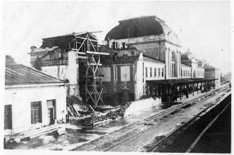 Dworzec kolejowy w Tarnowie uszkodzony w wyniku dywersyjnego zamachu bombowego /Zbiory Muzeum Kolejnictwa /East News